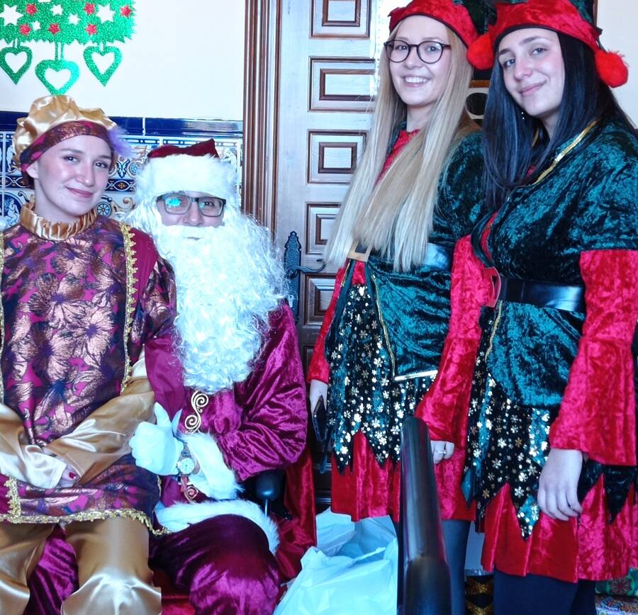 Belén viviente y Papá Noel