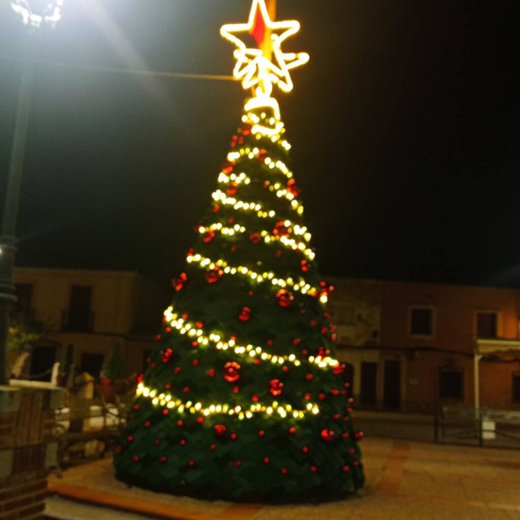 árbol de Navidad tejido a ganchillo por la Asociación de Mujeres