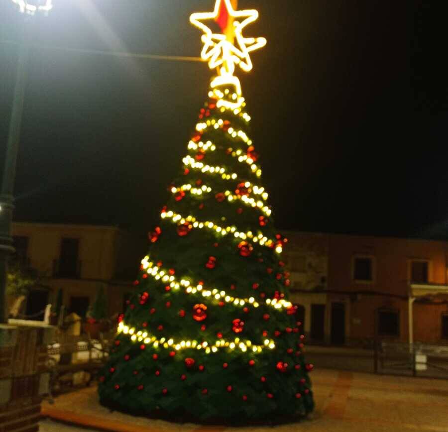 Domingo Pérez estrena un original árbol de Navidad tejido a ganchillo por la Asociación de Mujeres